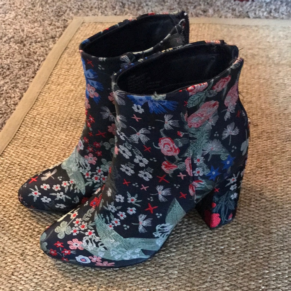 Amazing embroidered ankle boots